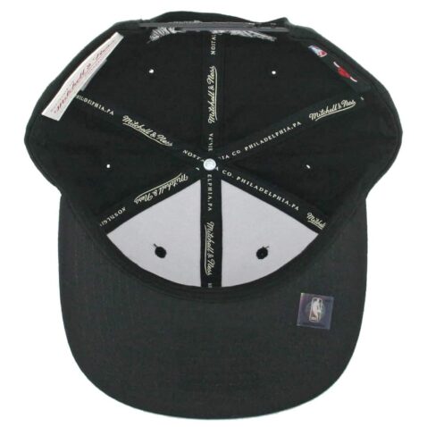 Mitchell & Ness Chicago Bulls Cropped XL Logo Snapback Hat Black