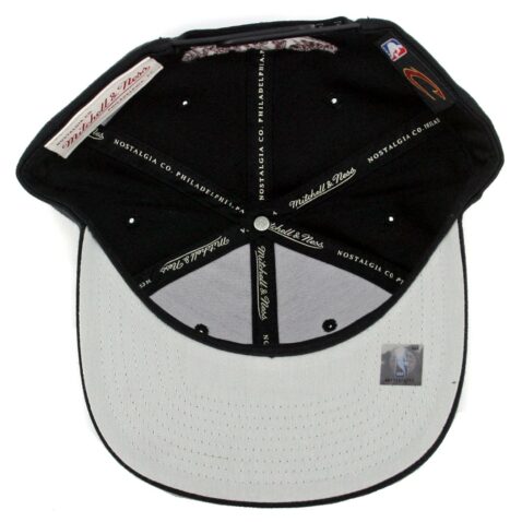 Mitchell & Ness Cleveland Cavaliers Easy 3 Digital XL Snapback Hat Black